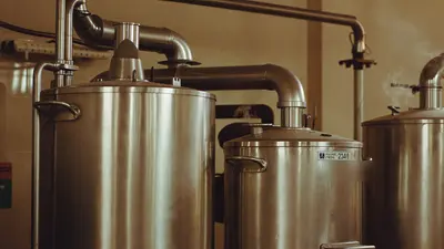 Serbatoi e tubazioni in acciaio inox in uno stabilimento alimentare